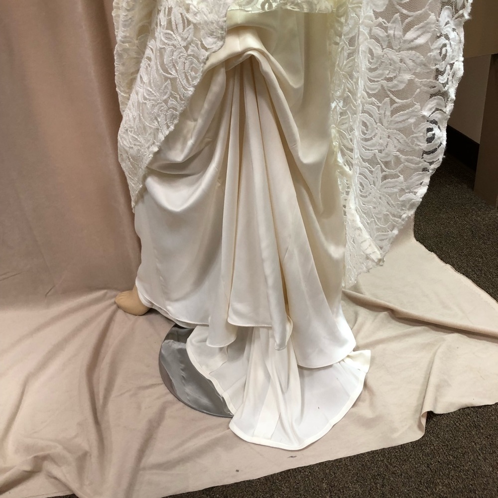 Strapless Floral Lace Gown - Picture 5 of 8